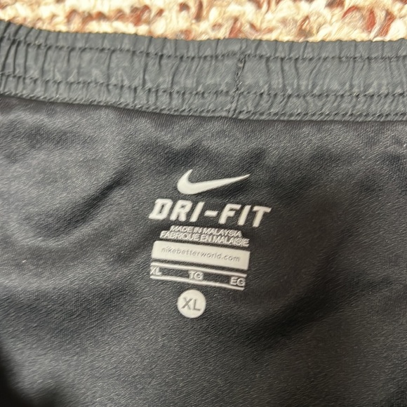 Woman's Nike shorts - Picture 5 of 10